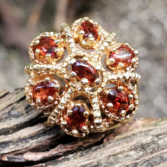 Watch Video / Heavy 14K Gold Garnet Ring: A Burst of Radiant Luxury - Picture 11 of 17